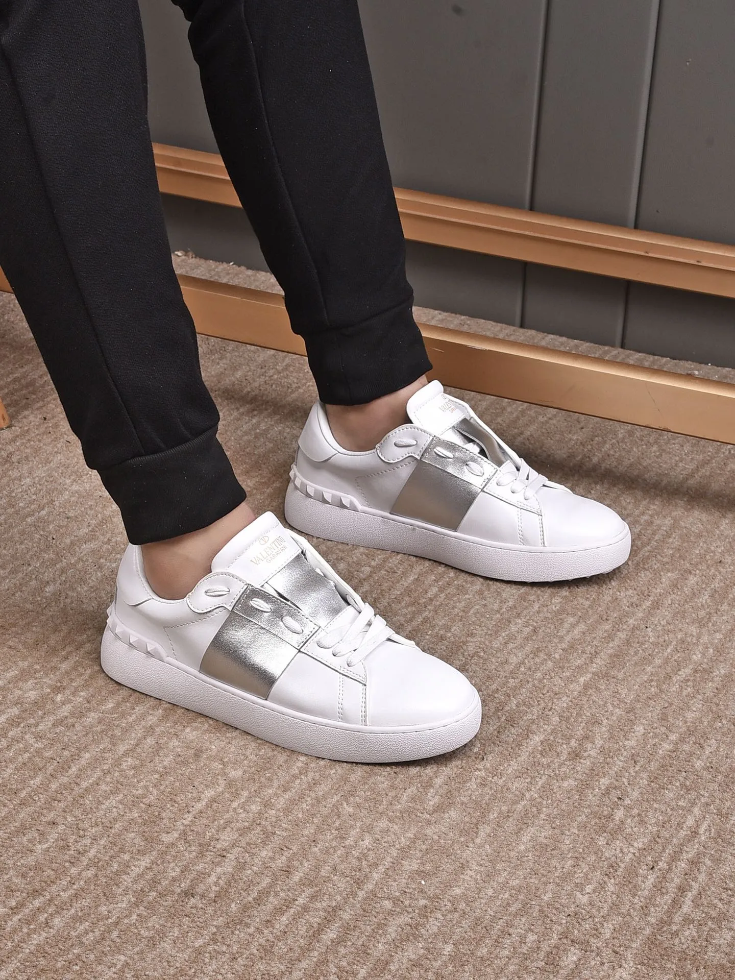 Men's shoes 440💰 (men and women couples) Valentino classic color matching series casual shoes. Made with heavy craftsmanship, good products pay attention to every detail. A must-have trendy item that can be worn all year round, it has been worn by many celebrities and Internet celebrities~~Imported cowhide surface, unique design concept, sheepskin lining, counter quality. Women’s clothing 35-40. Men’s clothing 39-44, 45-46 (returns and exchanges are not supported for custom-made items)